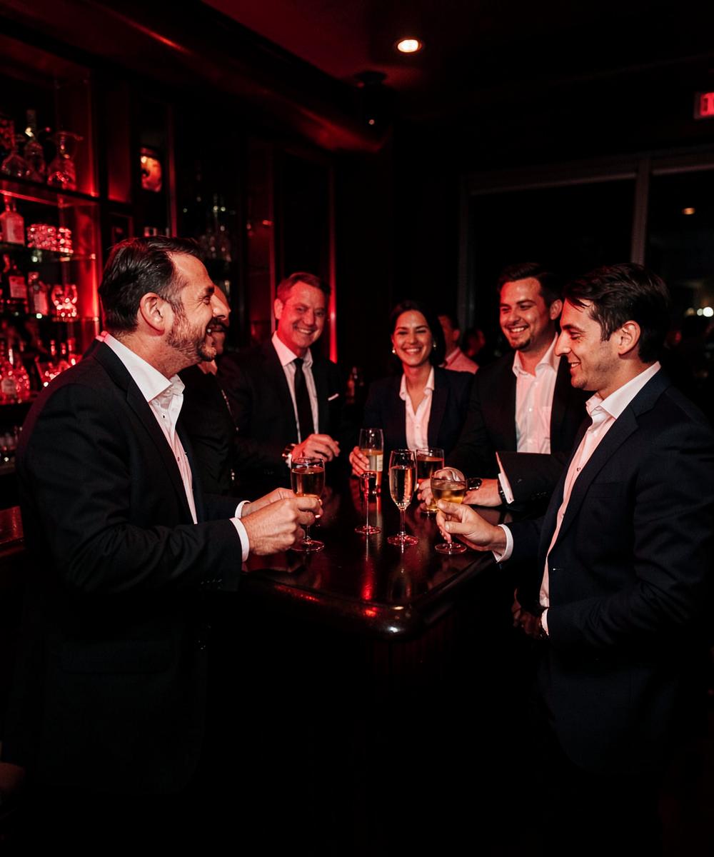 Colegas de trabalho em confraternização com drinks
